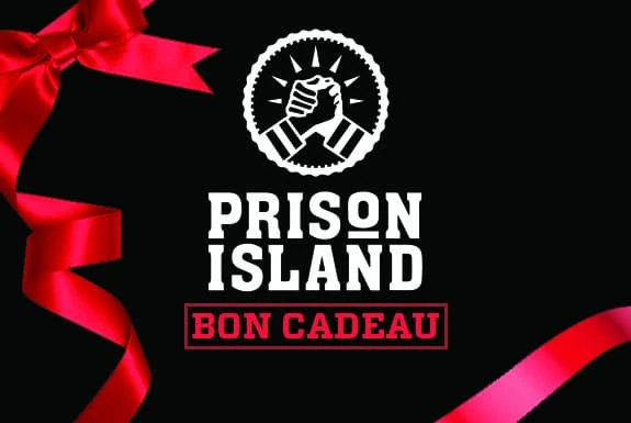 Le bon cadeau Prison Island : logo blanc sur fond noir, ruban rouge